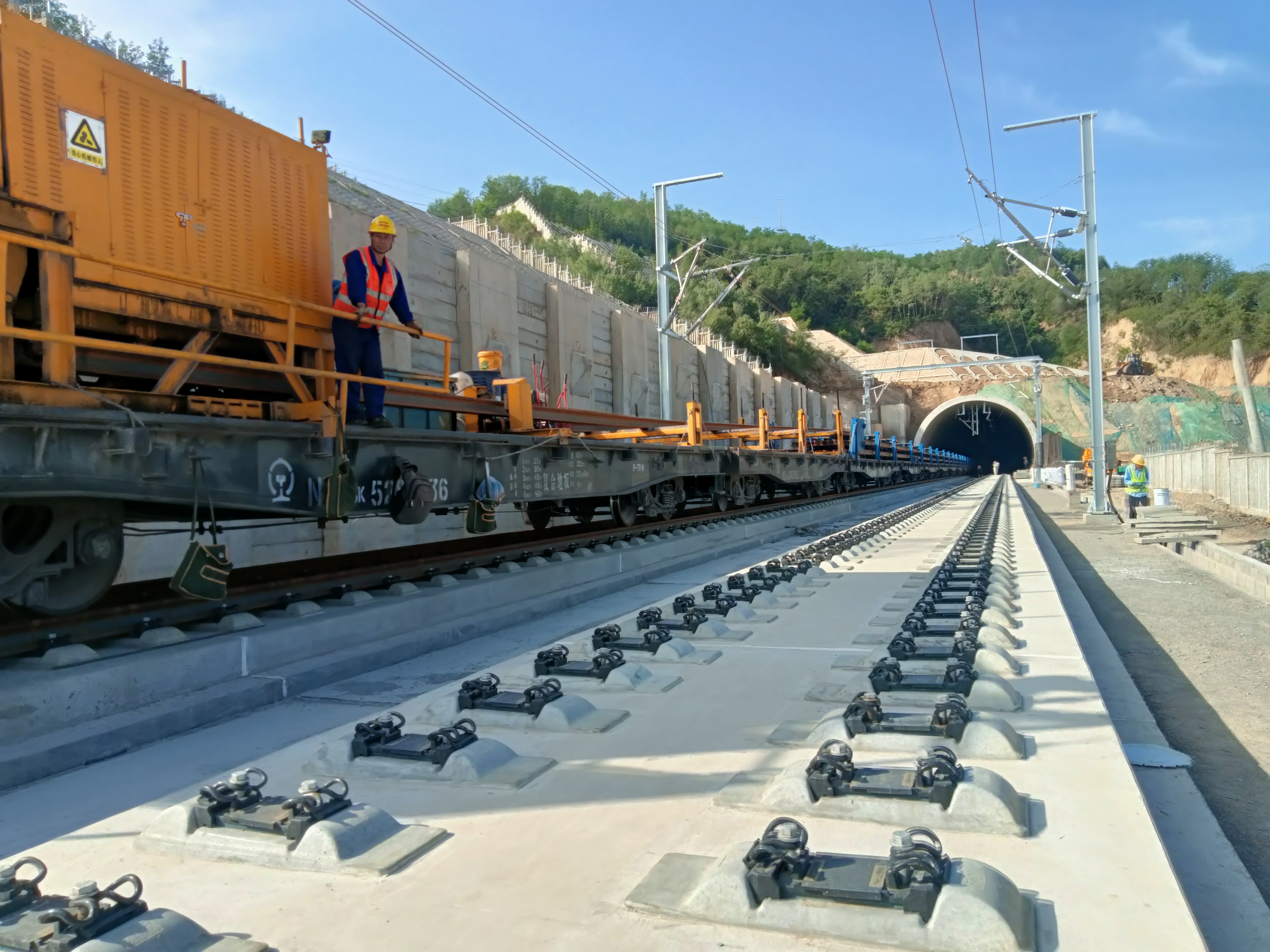 西延高铁13标段正式进入铺轨冲刺阶段